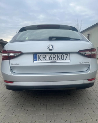 Skoda Superb cena 69900 przebieg: 142000, rok produkcji 2017 z Rymanów małe 466